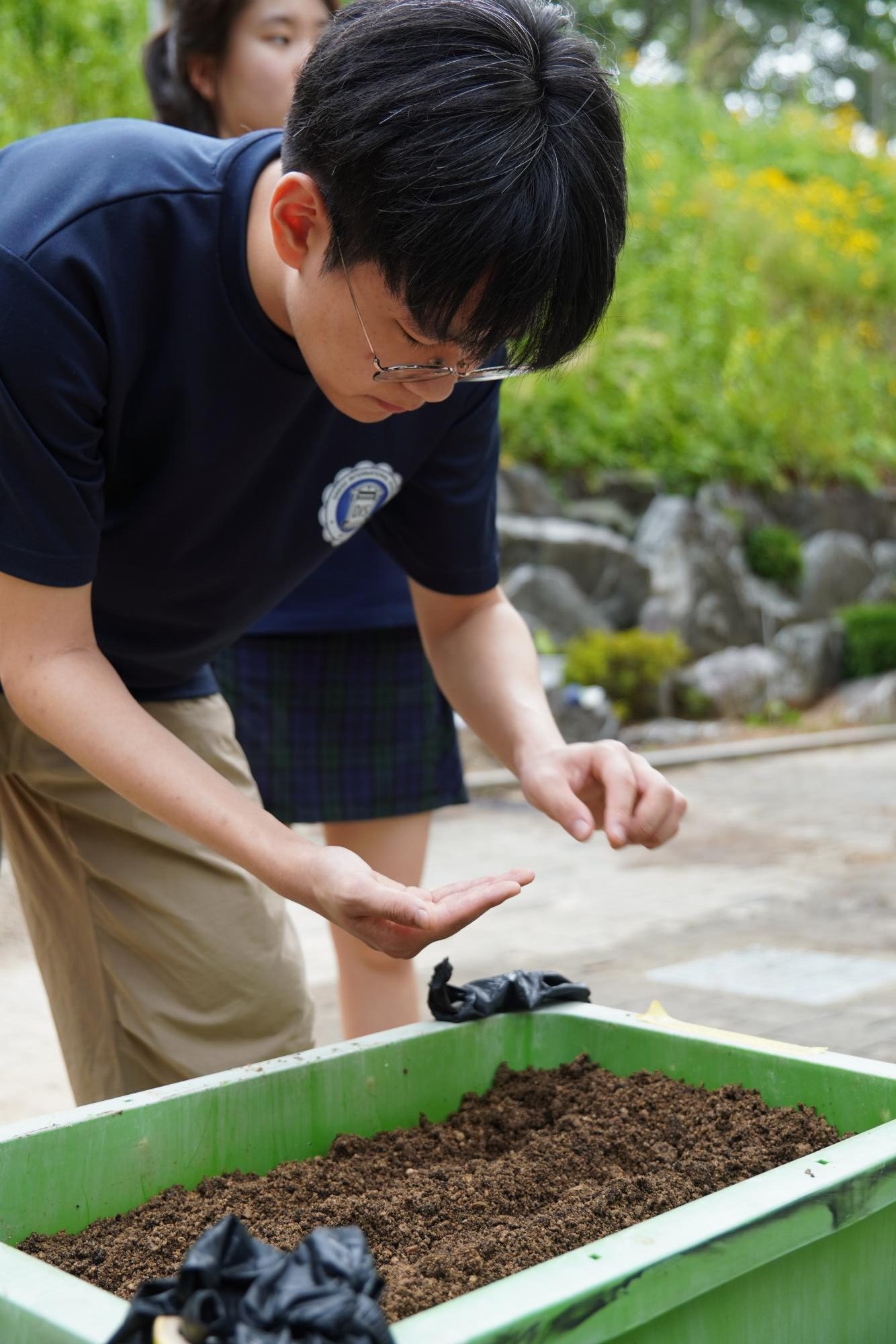 Members mixing different ratios of compost and soil to test